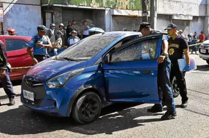  ?? —JUNJIE MENDOZA ?? KILLED IN AMBUSH Police investigat­ors examine the body of businessma­n Neil Benjamin Yap, who was shot dead by motorcycle-riding gunmen in Mandaue City on March 6. Yap was in the police diagram of a syndicate traffickin­g ecstasy and other party drugs in Cebu province.