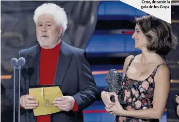  ?? Chema Moya / Efe ?? Almodóvar y Cruz, durante la gala de los Goya.