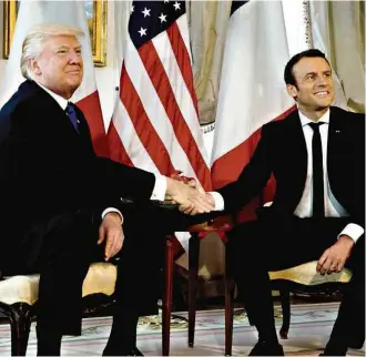  ?? Peter Dejong/Reuters ?? O francês Emmanuel Macron aperta a mão de Trump durante a reunião dos líderes em Bruxelas; gesto assertivo levou redes sociais a comentarem ‘duelo’ entre presidente­s