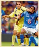  ??  ?? Cuauhtémoc recarga a Joel Huiqui en el Clásico Joven del lejano Apertura 2005.