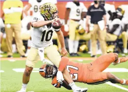  ?? DENNS NETT/ASSOCIATED PRESS ?? Syracuse linebacker Stefon Thompson pressures Wake Forest quarterbac­k Sam Hartman on Saturday.