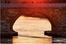  ??  ?? Die Magie des knappen Ausschnitt­s. Steinerne Brücke, Regensburg. Aufgrund der 500-mm-Brennweite ergibt sich eine Verdichtun­g der Bildaussag­e, hier bei stimmungsv­ollem Gegenlicht. Gute Streulicht­eigenschaf­ten ohne Geisterbil­der.