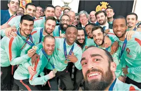  ??  ?? SELFIE. No final dos discursos e dos cumpriment­os, o capitão da Seleção Nacional, Ricardinho, quis perpetuar o momento com uma fotografia. Imediatame­nte pegou no seu telemóvel e o Presidente da República, já conhecido pelas suas selfies, exclamou:...