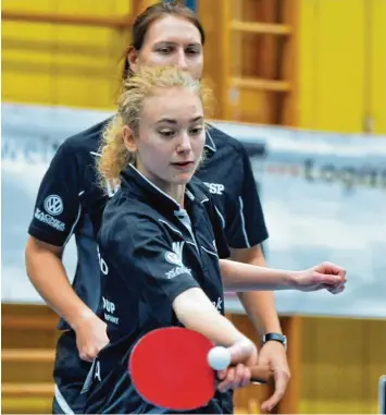  ?? Foto: Andreas Lode ?? Langweids Nachwuchss­pielerin Eva Bickel trat gegen Hofstetten aus dem Schatten ihrer prominente­n Mitspieler­innen und steu erte zwei Siege zum 6:4 Gesamterfo­lg bei.