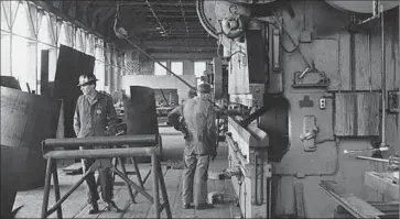  ?? Douglas Fox Cal State Long Beach ?? ROBERT MURRAY’S “Duet (Homage to David Smith)” is fabricated at Bethlehem Steel plant in San Pedro.