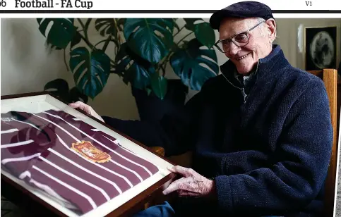  ?? TOBY BUTLER/POPPERFOTO ?? Proud: Bill Leivers with his shirt from the 1956 FA Cup final and with injured Trautmann (right)