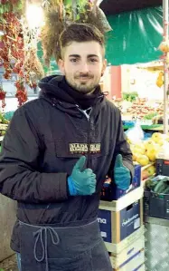  ??  ?? Niccolò Ciatti, il ragazzo di 22 anni di Scandicci morto il 12 agosto in una discoteca di Lloret de Mar dopo essere stato aggredito da tre ceceni. Nella foto a fianco Niccolò è al lavoro al banco di frutta che sua zia ha all’interno del mercato di San...