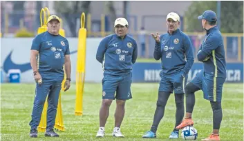  ??  ?? MIGUEL Herrera observa el entrenamie­nto con sus auxiliares