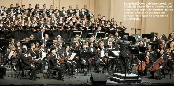  ??  ?? La unión del Coro del Conservato­rio de Música de Puerto Rico, el Coro Nacional y Ars Vocalis al primer conjunto musical nacional produjo un resultado tan glorioso como requería el repertorio interpreta­do.