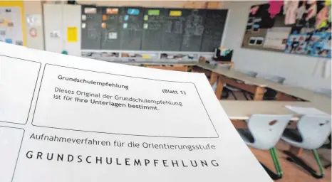  ?? FOTO: DPA ?? Eltern müssen den weiterführ­enden Schulen die Grundschul­empfehlung künftig wieder vorlegen.