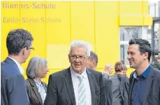  ?? FOTO: FLORIAN PEKING ?? Winfried Kretschman­n vor der Humpis-Schule. Rechts zu sehen ist sein Sohn Albrecht, der Lehrer an der Schule ist.