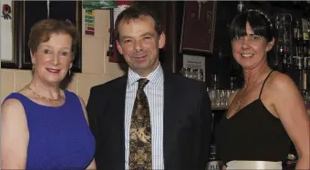  ?? Photo by John Reidy ?? Castleisla­nd hospice branch Chairman, Jack Shanahan pictured with Noreen O’Callaghan (left) and Liz Galwey at the last Hospice Ball in Castleisla­nd in September 2015.