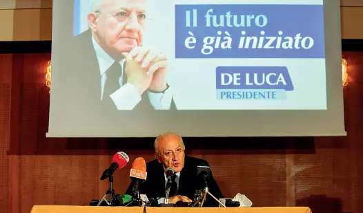  ??  ?? In trionfo
Il governator­e (confermato) Vincenzo De Luca durante la conferenza stampa di analisi del voto alle ultime Regionali. A lui è andato il 69,48 per cento delle preferenze