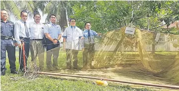  ??  ?? Belayong (second right) and representa­tives of relevant agencies show the ‘pakak tunda’, of which the usage is banned under the Fisheries Department Act 1985.