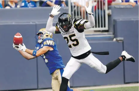  ?? JOHN WOODS/THE CANADIAN PRESS ?? Columnist Brendan Taman wonders whether the absence of Weston Dressler, left, has contribute­d to the Winnipeg Blue Bombers’ woes of late. Bombers quarterbac­k Matt Nichols has been less effective since Dressler left the lineup due to injury.