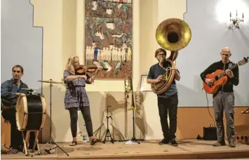  ??  ?? Skupa, das sind (von links) Gert Woyczechow­ski, Birgit Hoffmann, Jan-Willem Overweg und Hendrik Jörg. Sie (ent)führten in die Welt des Klezmer und der Musik des Balkan. Foto: Silvia Schmid