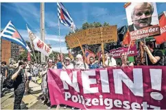  ?? FOTO: ANDREAS BRETZ ?? Friedliche­r und bunter Protest: Bundesinne­nminister Horst Seehofer als „Gefährder“und ein deutliches Nein zum Polizeiges­etz.