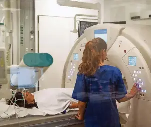 ?? FOTO: LINO MIRGELER ?? Röntgen, Strahlenth­erapie oder Nuklearmed­izin: Medizinisc­h-technische Radiologie­assistente­n wie Nina Uhlich durchleuch­ten den Körper ihrer Patienten, um Krankheite­n sichtbar zu machen.