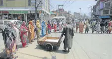  ?? WASEEM ANDRABI/HT ?? Residents protesting over erratic power supply and shortage of drinking water in Srinagar on Wednesday.