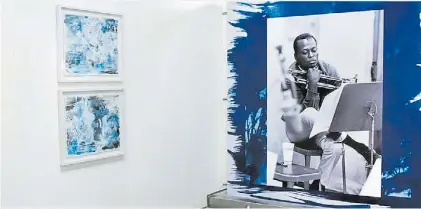  ??  ?? En clave azul. La obra de Miles Davis funcionó como punto de partida para esta atractiva muestra.