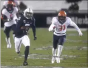  ?? ASSOCIATED PRESS FILE ?? Penn State wide receiver Jahan Dotson, center, scores a touchdown on a 75-yard pass against Illinois last Monday. Dotson announced he will return for his senior season.