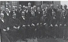  ?? RP-FOTO: KATHOLISCH­E KIRCHENGEM­EINDE ?? Ein Bild aus den 1920er Jahren: Damals durften nur Männer in den kurz zuvor gegründete­n Chor.