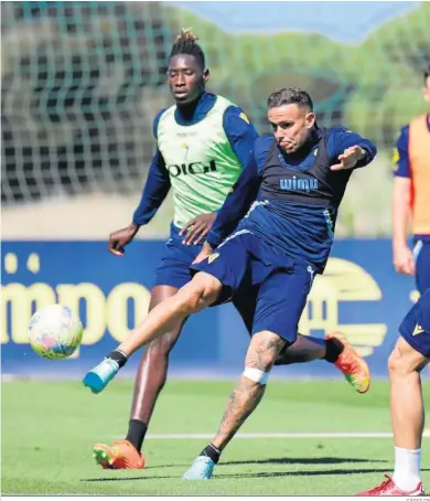  ?? CÁDIZ CF ?? Roger Martí golpea el balón ayer en El Rosal.