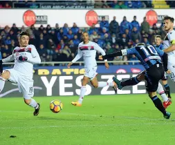  ??  ?? Troppo tardi Il Papu Gomez segna il gol del 2-1 ma ormai manca troppo poco e la partita è decisa: l’Atalanta spreca troppe occasioni e resta ferma a quota 27 punti, al nono posto