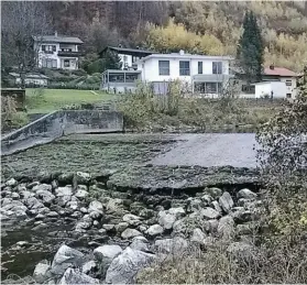  ?? BILD: SN/MSM ?? Das alte Stuböckweh­r an der Fischach in Bergheim wird abgetragen und durch eine mehrstufig­e Fischaufst­iegshilfe ersetzt.