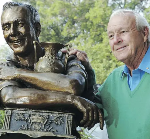  ?? DAVE ABEL / FILES ?? Arnold Palmer stands beside a statue of himself in 2005 during the 50th anniversar­y tribute to his first PGA win at the Canadian Open in 1955. Palmer died at the age of 87 on Sunday.