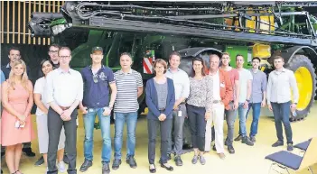  ??  ?? Mit der Fabrik für die „Sprayer“genannten Sprühmasch­inen in Horst lernten die Studenten bei John Deere einen Global Player kennen.