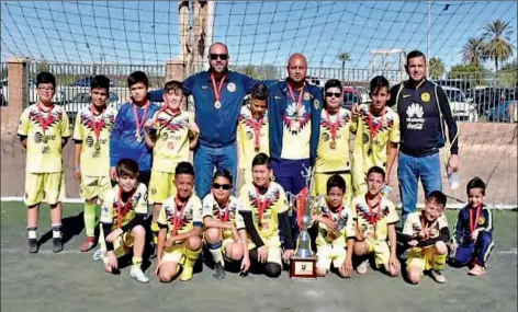  ??  ?? el equipo del CluB Nido Aguila levantó el trofeo de campeón de la Liga de Futbol Benito Juarez, en San Luis R.C., en la categoría 2008, el pasado domingo.