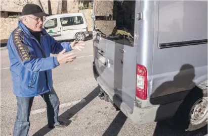  ?? Foto: Ángel García ?? Horst Klein zeigt demonstrie­rt, wie die falschen Helfer ihn hinters Licht führten.