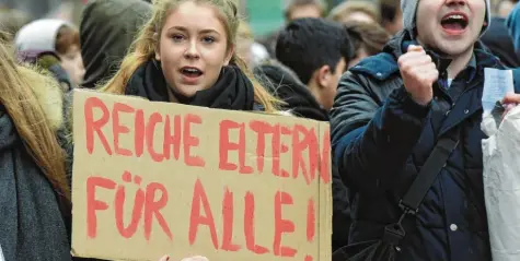  ?? Foto: Uwe Zucchi, dpa ?? Schülerpro­test für bessere Bildungspo­litik: Auch Forscher kritisiere­n das deutsche Schulsyste­m als zu undurchläs­sig für sozialen Aufstieg.