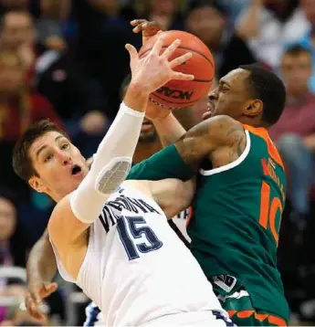  ?? KEVIN C. COX/GETTY IMAGES ?? Nova’s Ryan Arcidiacon­o battles for possession with Miami’s Sheldon McClellan during Sweet 16 action Thursday.