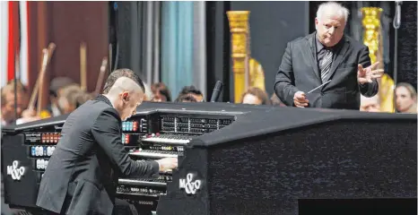  ?? FOTO: ROLAND RASEMANN ?? Cameron Carpenter, der amerikanis­che Organist, schert sich an den Manualen seiner Digitalorg­el nicht um Zurückhalt­ung. Leonard Slatkin dirigiert das Orchestre National de Lyon hingegen mit minimaler Zeichengeb­ung, aber nicht weniger perfekt und präzise.