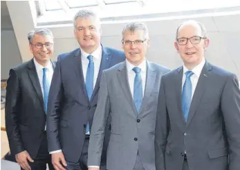  ?? FOTO: SL ?? „Der Vorstand hat die Fusion gut abgearbeit­et“, sind sich Werner Mayer, Georg Kibele, Stefan Scheffold und Josef Hodrus (von links) einig.