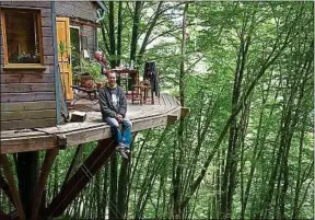  ??  ?? Xavier Marmier vit toute l’année dans sa cabane, construite dans le Doubs.