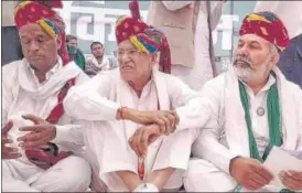  ?? HT PHOTP0 ?? Bharatiya Kisan Union leader Rakesh Tikait (extreme right) at a kisan mahapancha­yat against the Centre’s farm laws in Nagaur district.