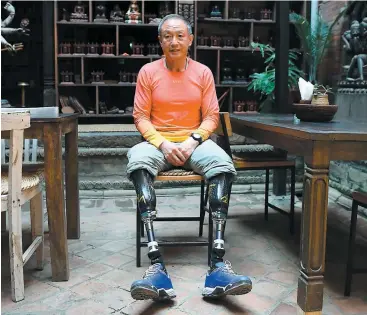  ?? PHOTOS AFP ?? L’alpiniste chinois Xia Boyu, mercredi dernier, lors d’une interview à Bhaktapur au Népal. L’homme de 69 ans tentera de conquérir l’Everest (ci-dessous) pour une 5e fois.