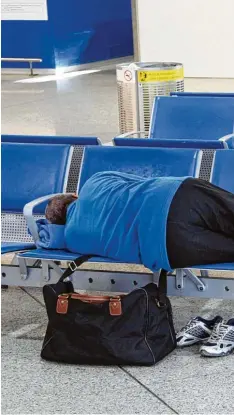  ?? Foto: Friso Gentsch, dpa ?? Schlafplat­z Abflughall­e: Wenn der Flug ausfällt, müssen viele Passagiere am Flugha fen ausharren, manchmal sogar über Nacht.