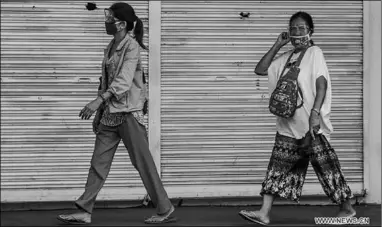  ??  ?? People wearing face masks and shields walk at a market in Manila, the Philippine­s, Aug. 18, 2020. The number of confirmed COVID19 cases in the Philippine­s soared to 169,213 after the Department of Health (DOH) reported 4,836 new daily cases on Tuesday.
(Photo:Xinhua)