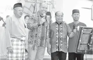  ??  ?? DARI kiri: Baintin, Loretto, Majamis dan Barlus menyanyika­n lagu-lagu raya untuk menghibur para hadirin.