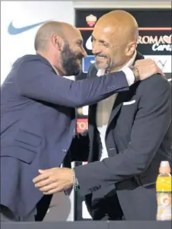  ??  ?? ABRAZO. Monchi y Spalletti, en la despedida de éste.