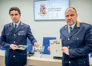  ??  ?? L’operazione
I francoboll­i ritrovati dalla polizia e mostrati in questura dal vicedirige­nte del commissari­ato di Scalo Romana Massimo Fracasso e dal dirigente Francesco Anelli