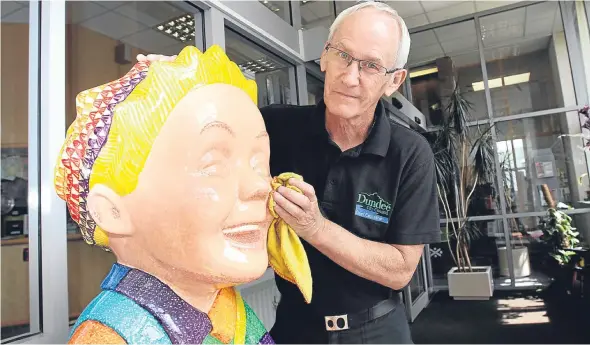  ??  ?? Resource assistant Pete Finlay helps Yarnbombed Oor Wullie settlle into his his new home inside the Ardler Complex.
