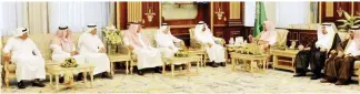  ??  ?? اإلعالميون في لقائهم بأعضاء مجلس الشورى في الرياض أمس.