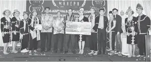  ??  ?? KELAB Kebudayaan UMS menerima Anugerah Kesenian dan Kebudayaan.