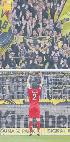  ?? FOTO: IMAGO ?? Dirigent der Massen: Neven Subotic vollführt am Samstag im Kölner Trikot mit der Dortmunder Südtribüne die La-Ola-Welle.