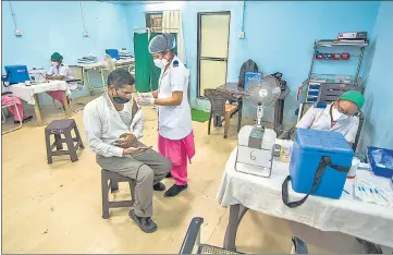  ??  ?? Medical staff inoculate beneficiar­ies at Rajawadi Hospital, Ghatkopar, on Friday.